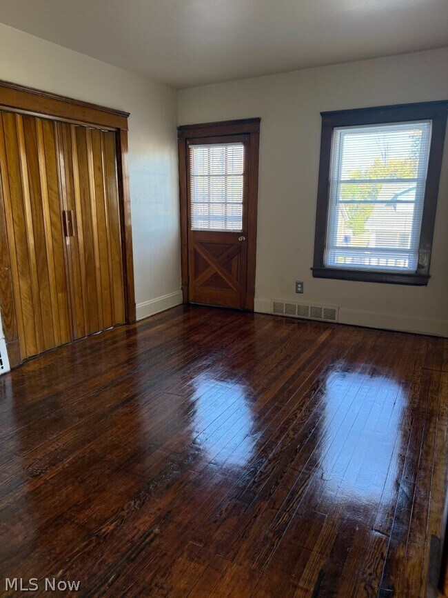 Building Photo - 14208 Kingsford Ave