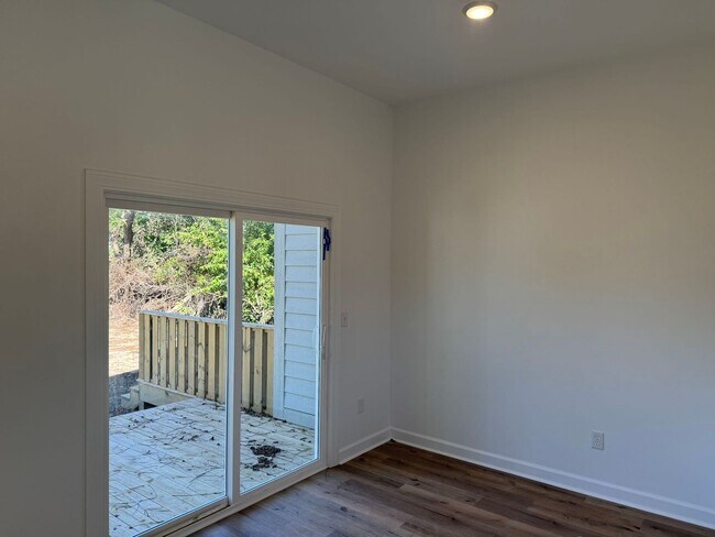 Building Photo - Brand new luxury townhome on the eastside....