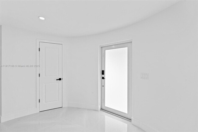 Building Photo - 719 SW 25th Ave