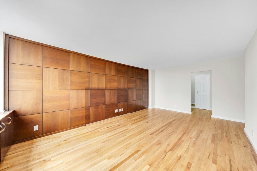 Building Photo - 300 Winston Dr