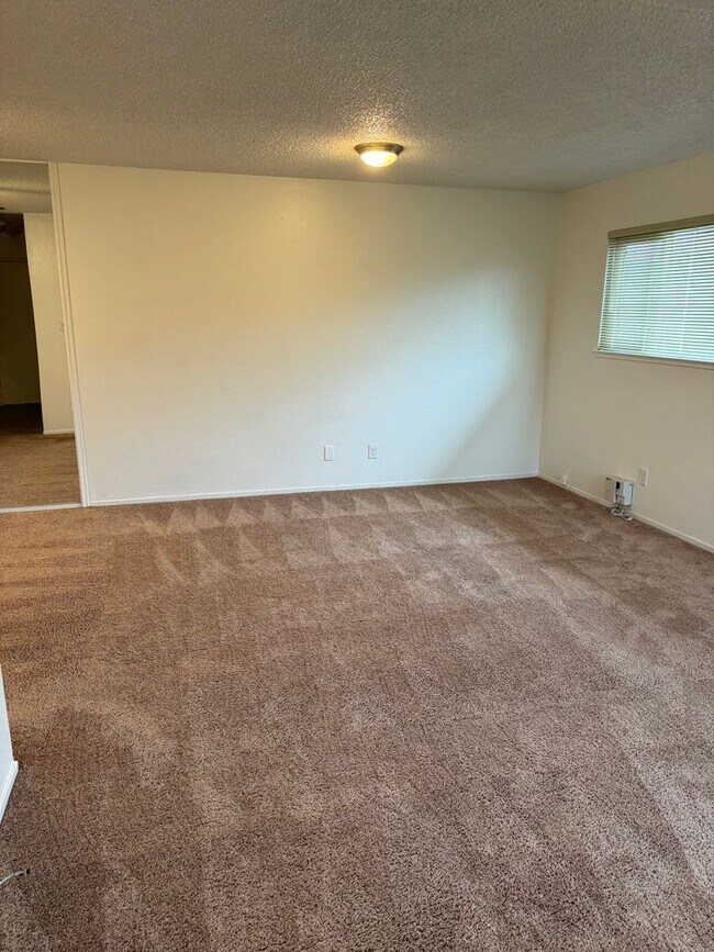 Building Photo - UPSTAIRS 2 BED UNIT IN ROSEVILLE!!
