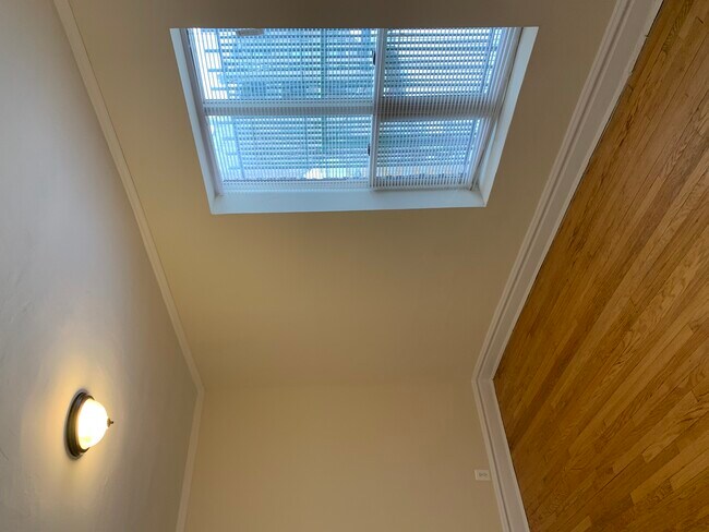 Building Photo - 5164 S King Dr