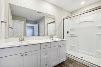 Building Photo - Fantastic 5bd/3ba home! Let yourself in!