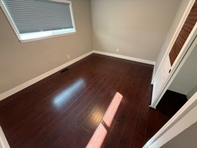 Building Photo - Remodeled Single Story 3 Bedroom/2 Bathroo...