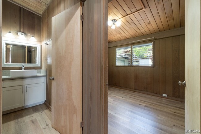 Building Photo - Fully Renovated 3BR/2BA/2Car Garage in Pea...