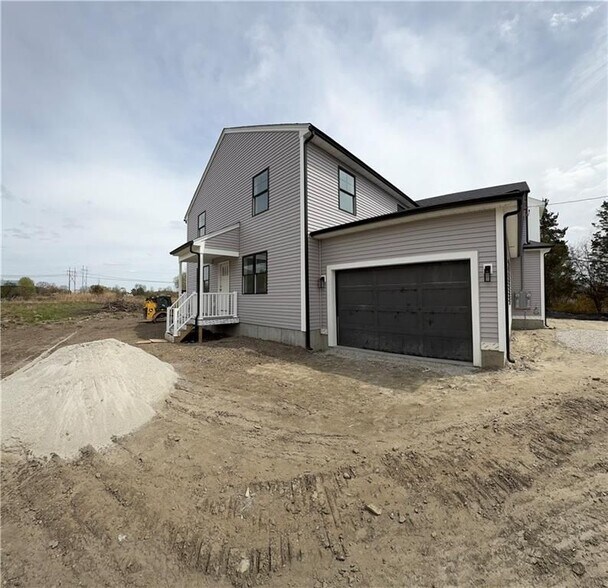 Building Photo - 124 Birch Swamp Rd