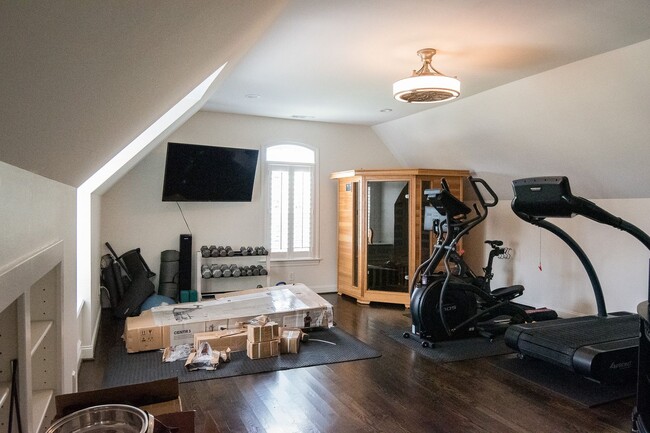 Building Photo - Luxury Living w/ Pool In Brentwood!