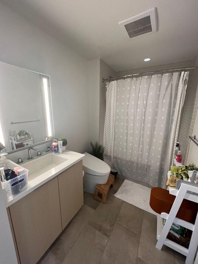 Building Photo - Central AC. Two Swimming Pools. Ocean view. (RRLLC)