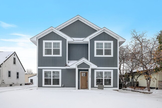 Building Photo - 423 12th Ave N