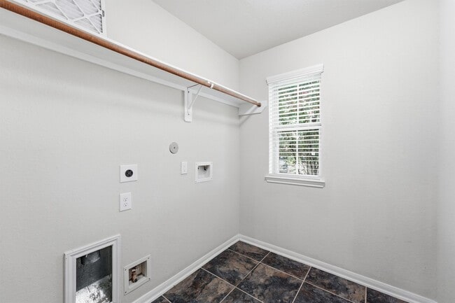Building Photo - 5211 Cayenne Ln