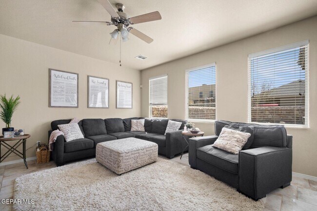 Building Photo - 3825 Loma Reina