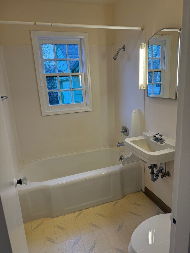 Building Photo - TIP TOP ON TYLER