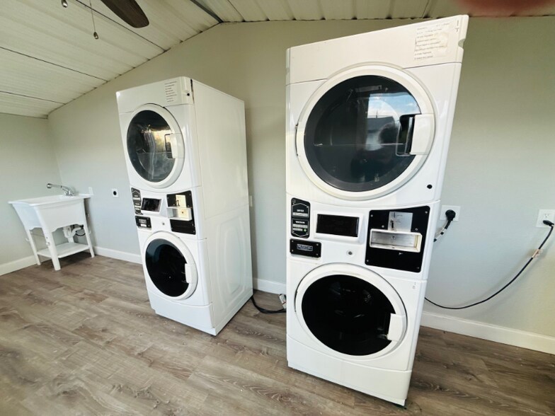 Building Photo - 314 7th Ave NE