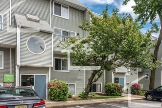 Building Photo - 2 Br/1.5Bth. Great location! Professionally managed complex!