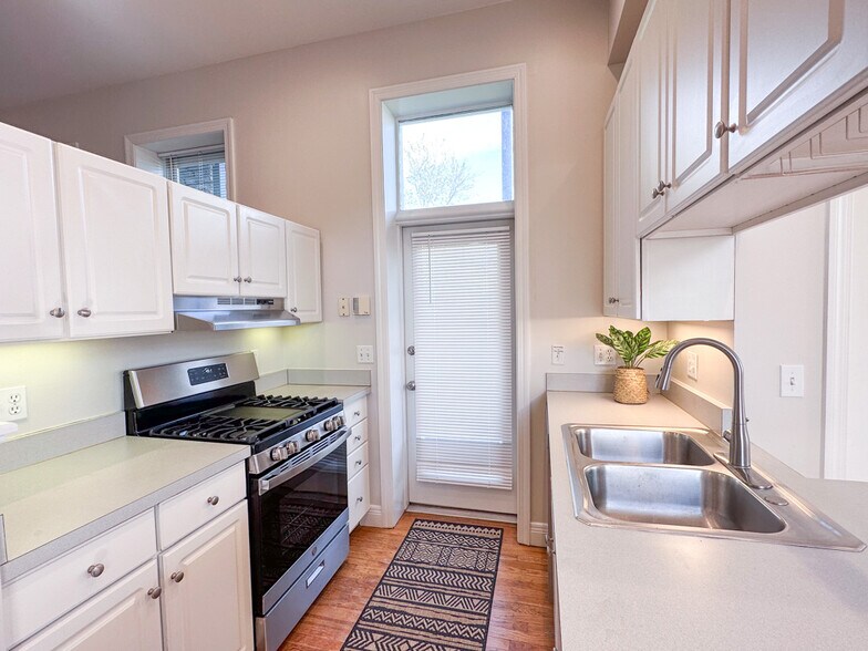 Building Photo - 334 Kilgour St