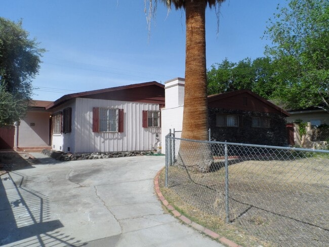 Building Photo - 3 Bedroom 2 Bathroom Home w/ Pool