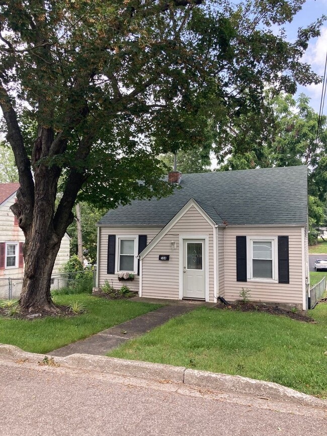 Building Photo - Rental Amount REDUCED!