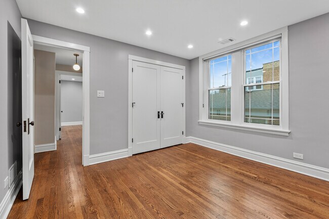 Building Photo - 4932 N Ridgeway Ave