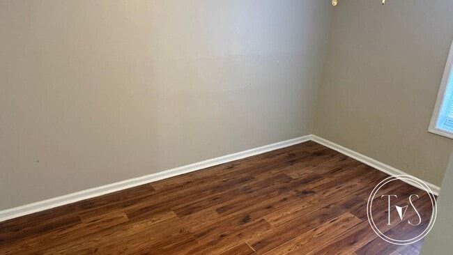 Building Photo - RATE DROP ALERT! (was $1600/month) and WINTER MOVE-IN SPECIAL: $750 OFF 1st MONTH'S RENT!**