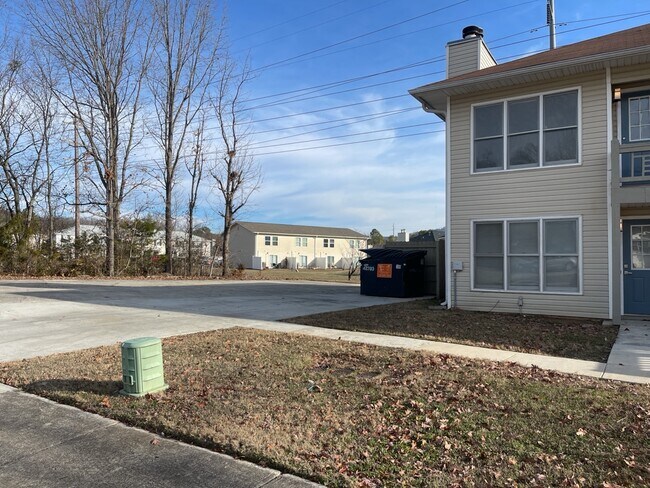 Building Photo - 2705 Lantern Walk SE