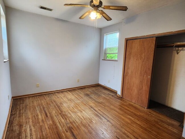 Building Photo - 2 Bedroom Close To ISU and Union Hospital