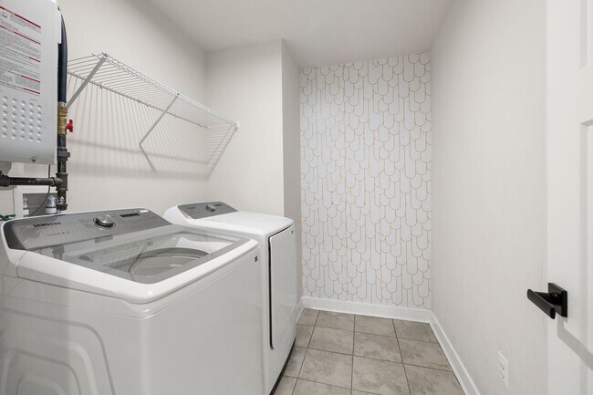 Building Photo - Family-Friendly Townhome for Rent in Baker...