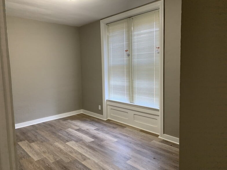 bedroom - 1002 S National Ave