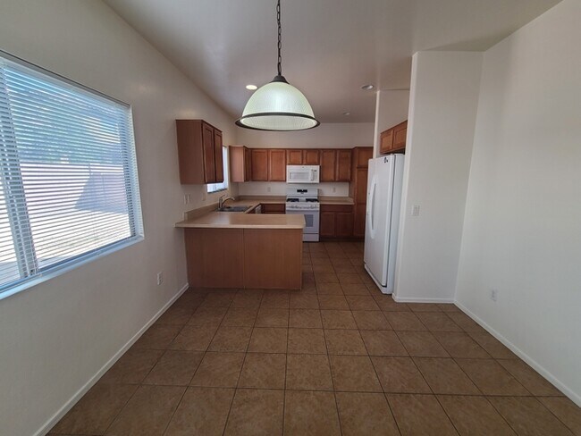 Building Photo - Beautiful 4-bedroom 3-bathroom - GREAT LOC...