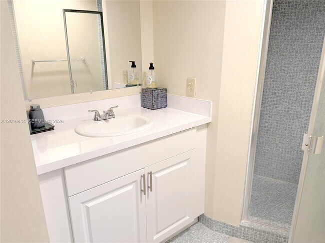 Building Photo - 1301 NE Miami Gardens Dr