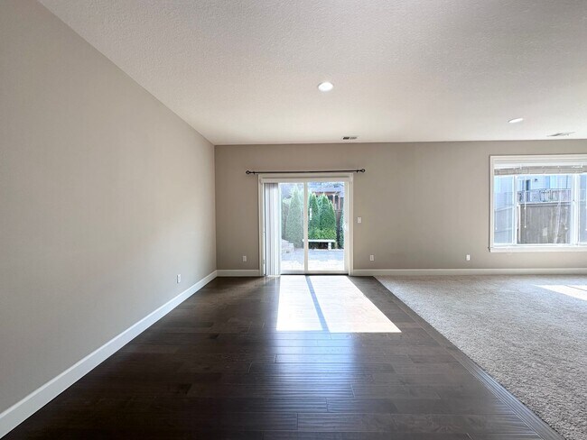 Building Photo - Stunning Modern 5 Bed 3 Bath Home in North...