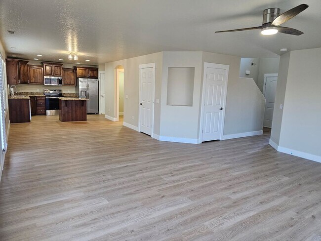 Building Photo - 445 W River Willow Ln