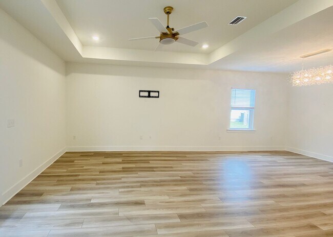 Building Photo - Over 2,000 Sq Ft! 4BR Home w/ En Suite Guest Room