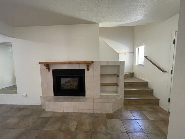 Building Photo - 2900 Vista Del Rey NE