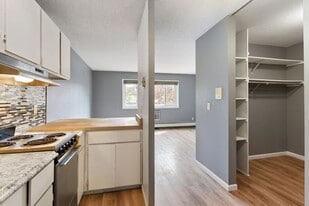 Building Photo - 2616 Harriet Ave