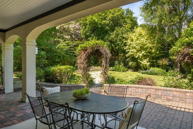 Building Photo - Amazing Nob-Hill Estate with impeccable fi...