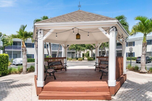 Building Photo - 120 Cypress Club Dr