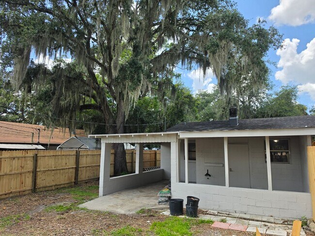 Building Photo - 2205 S Park Ave