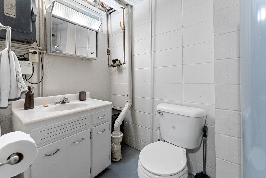 Building Photo - 1304 E Sylvan Cir