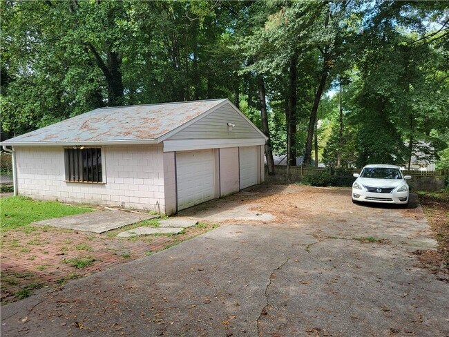 Building Photo - 3748 Clairmont Rd