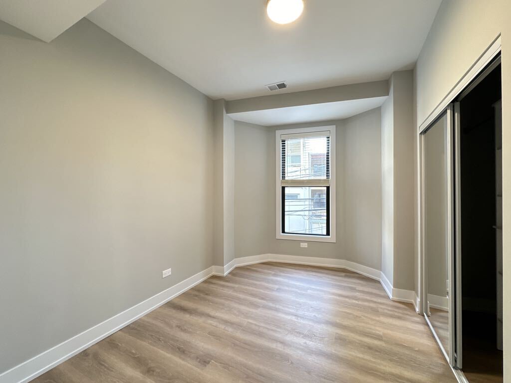 Building Photo - 433 W Belden Ave