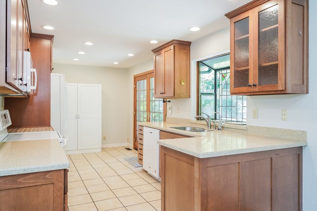 Building Photo - Beautiful 4 bed 2.5 bath Lake Forest Park ...