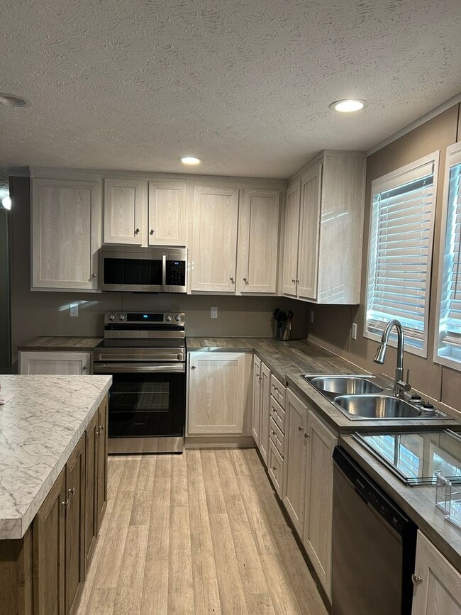 Building Photo - Private 3 Bedroom 2 Bath Home on 4 Acres