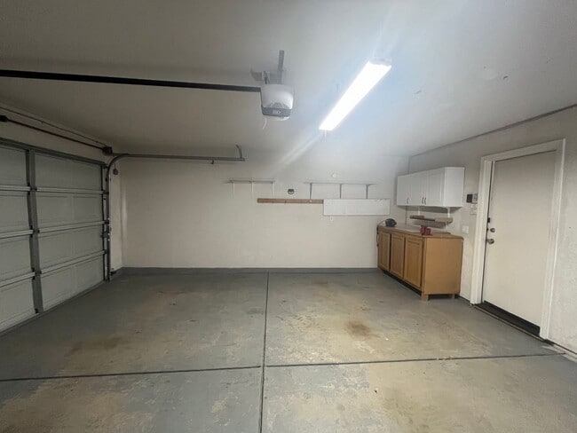 Building Photo - Beautiful Clean 3 Bedroom 2 Bath 1451 Sqft...