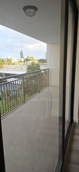 big 40 foot balcony - 3031 N Ocean Blvd