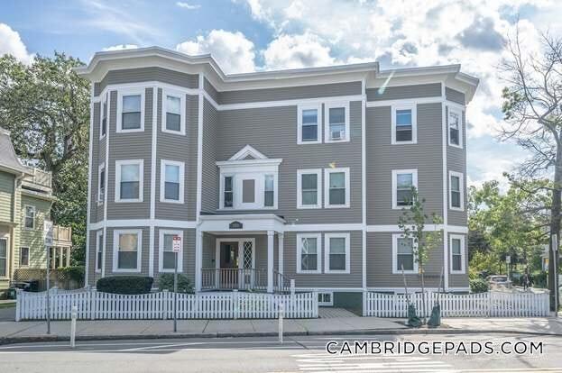 Building Photo - 1590 Cambridge St