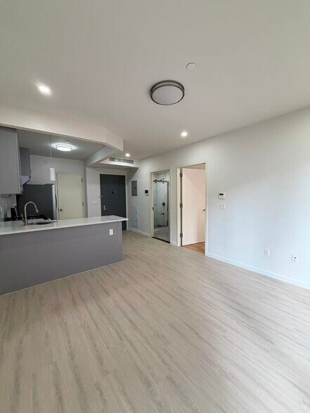 Building Photo - 42-22 Crescent St