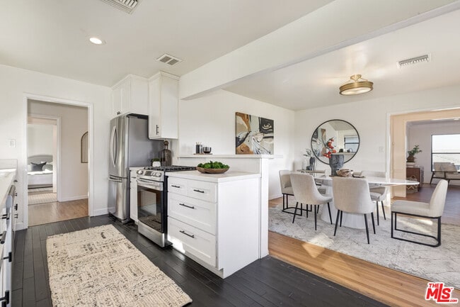 Building Photo - 9125 David Ave