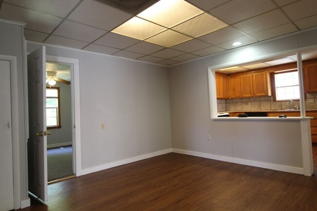 Building Photo - Charming & Convenient 2 bedroom 1 bathroom