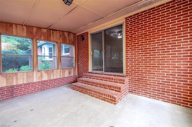 Building Photo - 5525 Greenefield Dr S