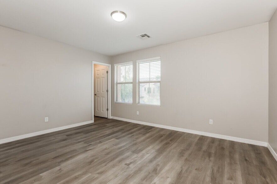Building Photo - 5637 E Alder Ave